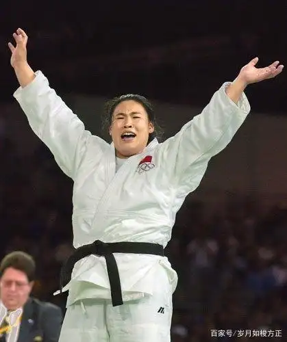 举重冠军女子_世界举重女子记录_世界上女子举重冠军